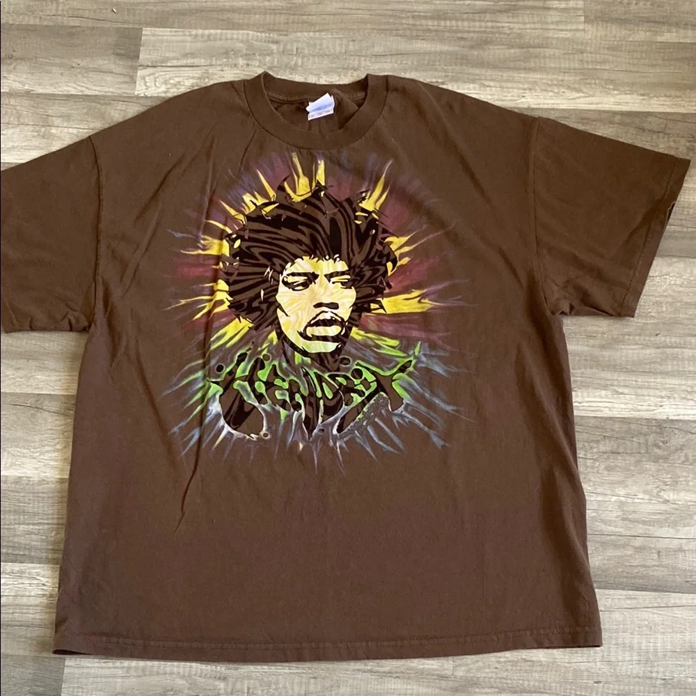 💚 3/$15 Brown Short Sleeve Tee with Vibrant Graphic Design Hendrix - Picture 2 of 3
